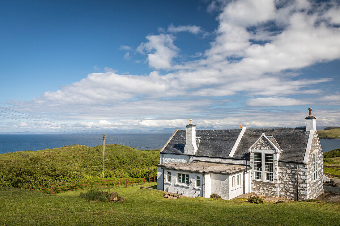 Landhaus oberhalb der Staffin Bay, Trotternish Halbinsel, Isle of Skye, Highlands, Schottland, Großbritannien