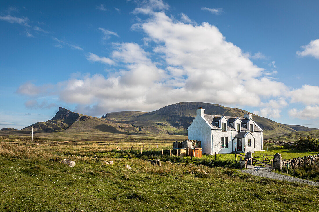 Einsames Cottage im Norden der Trotternish Halbinsel, Isle of Skye, Highlands, Schottland, Großbritannien