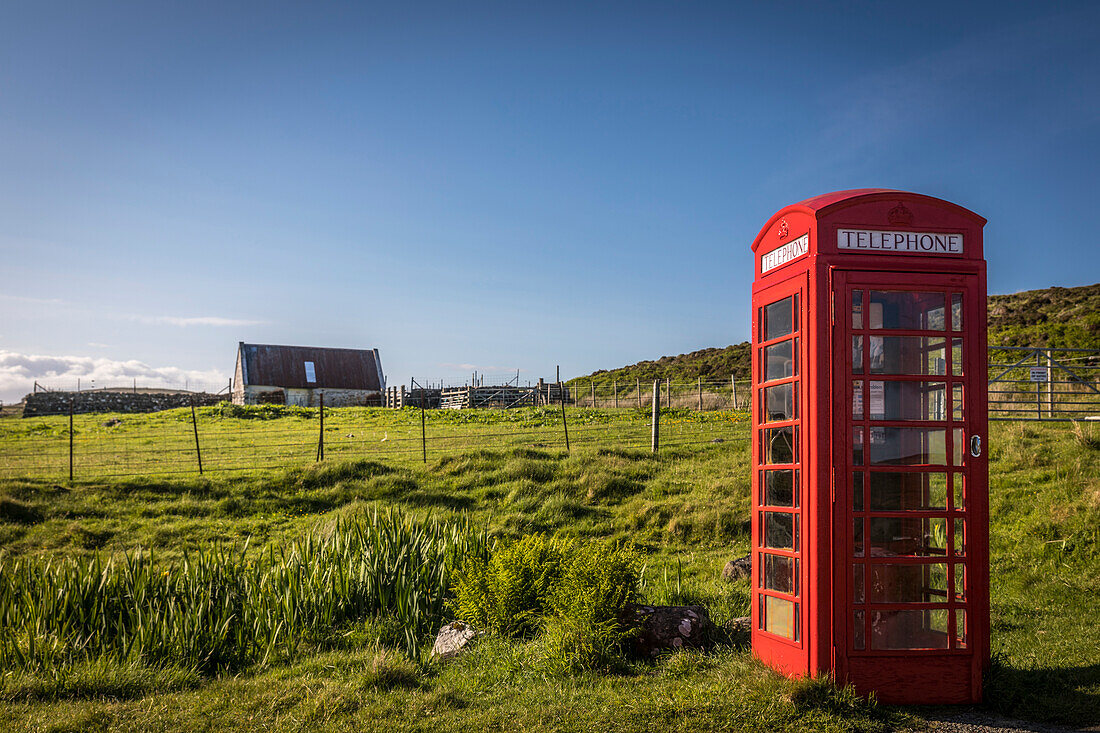 Telefonzelle an abgelegener Landstraße im Norden der Trotternish Halbinsel, Isle of Skye, Highlands, Schottland, Großbritannien