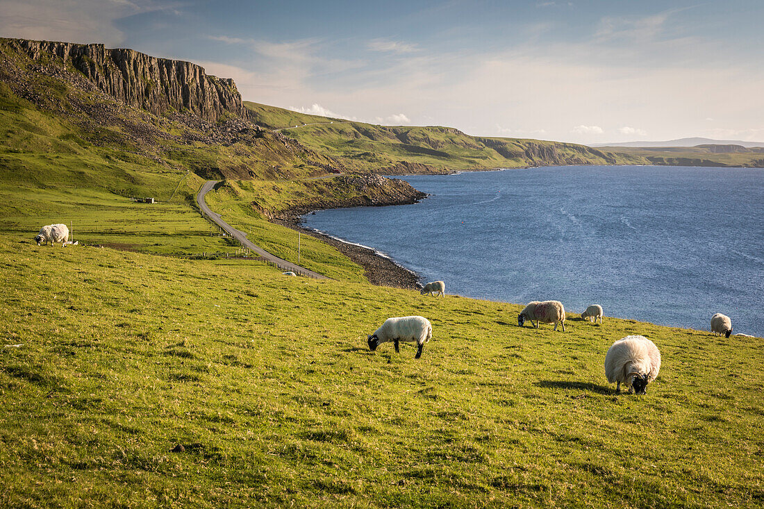 Bucht an der Nordwestküste der Trotternish Halbinsel, Isle of Skye, Highlands, Schottland, Großbritannien