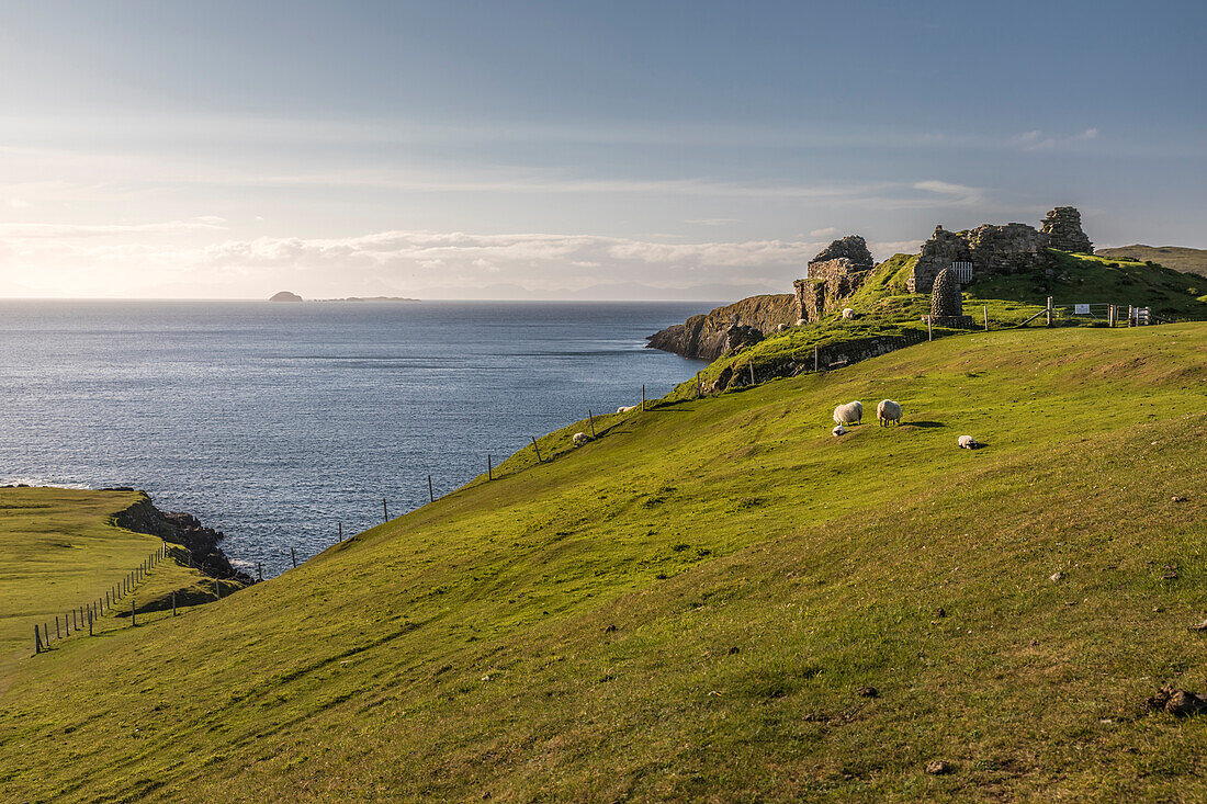 Ruinen von Duntulm Castle im Norden der Trotternish Halbinsel, Isle of Skye, Highlands, Schottland, Großbritannien
