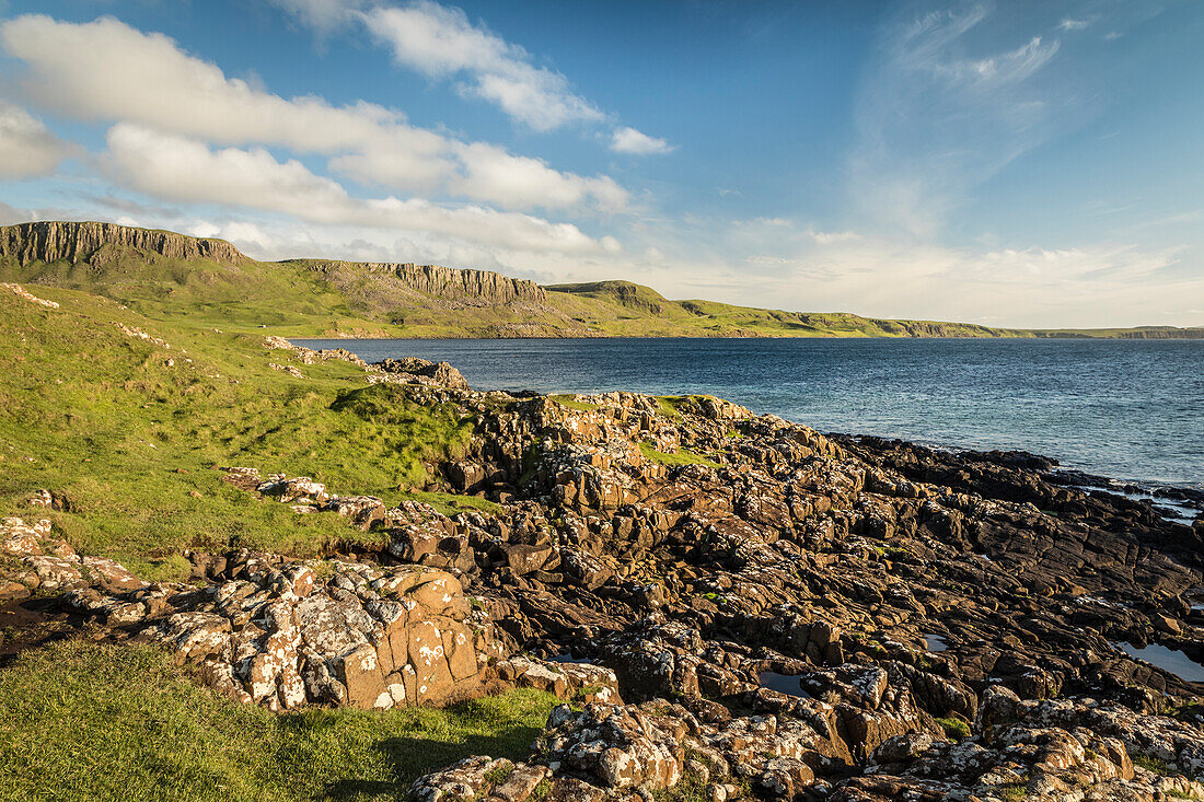 Bucht an der Nordwestküste der Trotternish Halbinsel, Isle of Skye, Highlands, Schottland, Großbritannien