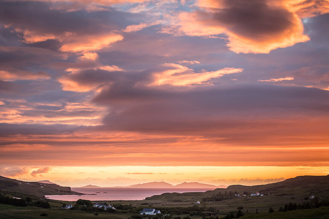 Blick von Glendale zum Loch Pooltiel im Abendlicht, Isle of Skye, Highlands, Schottland, Großbritannien