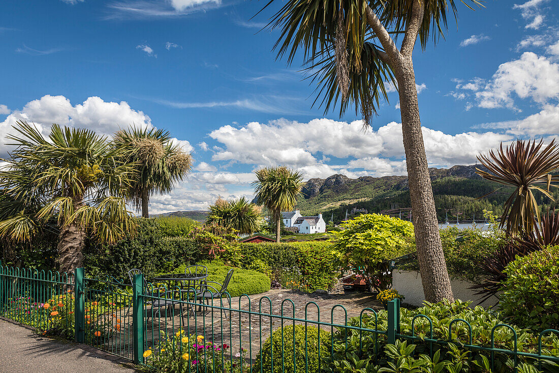 Plockton am Meeresarm Loch Carron, Kyle, Highlands, Schottland, Großbritannien