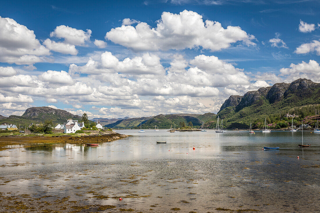 Plockton am Meeresarm Loch Carron, Kyle, Highlands, Schottland, Großbritannien