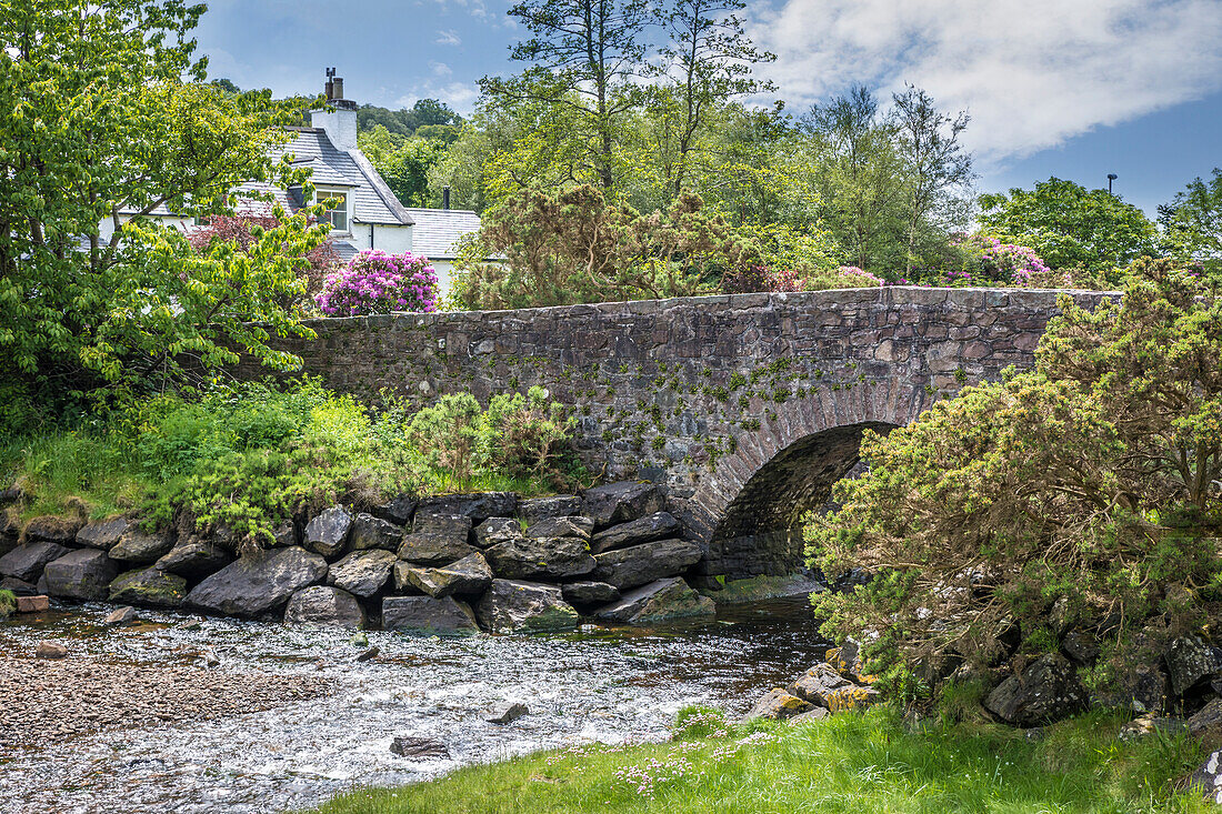 Alte Brücke im Flowerdale Glen, Gairloch, Wester Ross, Highlands, Schottland, Großbritannien