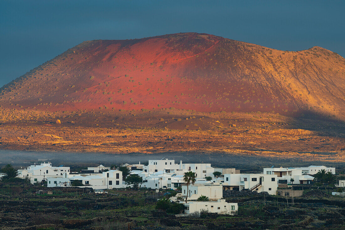 Masdache, dahinter der Caldera Colorada, Parque Natural de Los Volcanes, Lanzarote, Kanarische Inseln, Spanien, Europa
