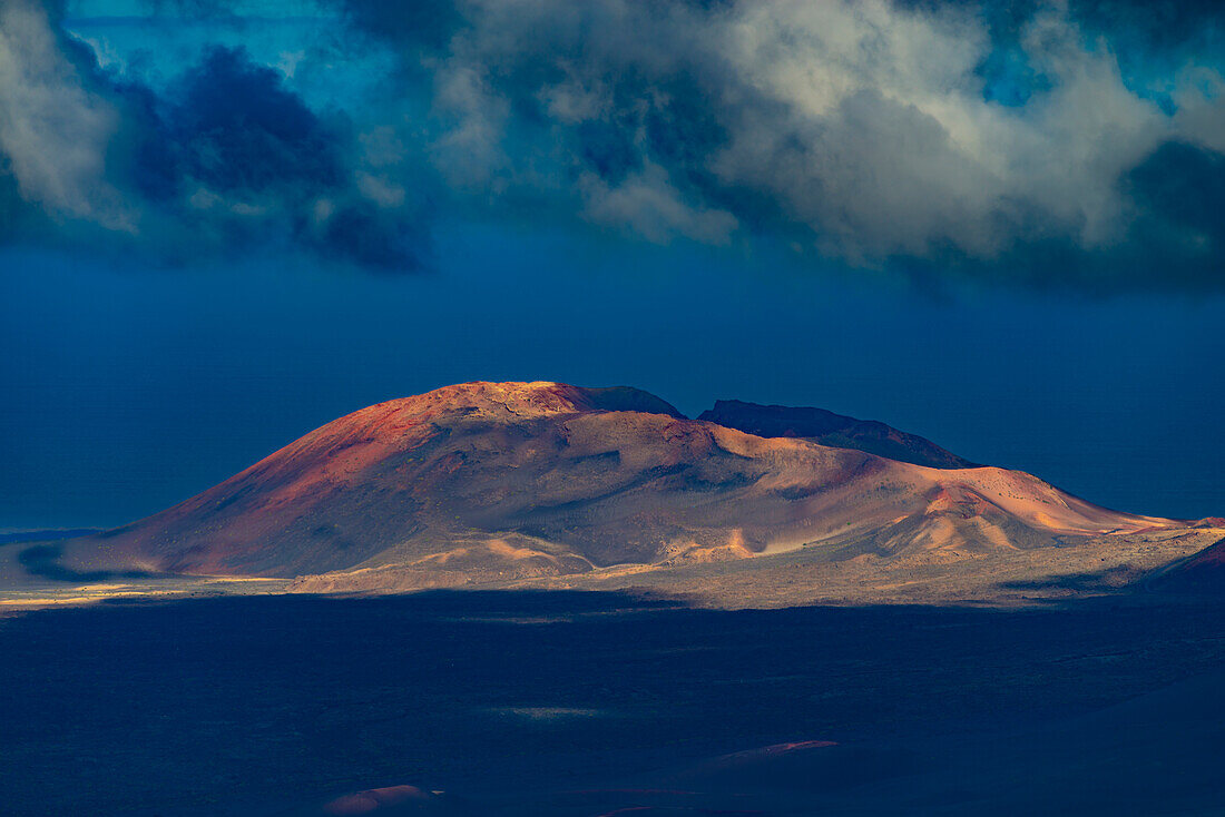 Sonnenaufgang in den Feuerbergen, Vulkanlandschaft im Timanfaya-Nationalpark, Lanzarote, Kanarische Inseln, Spanien, Europa