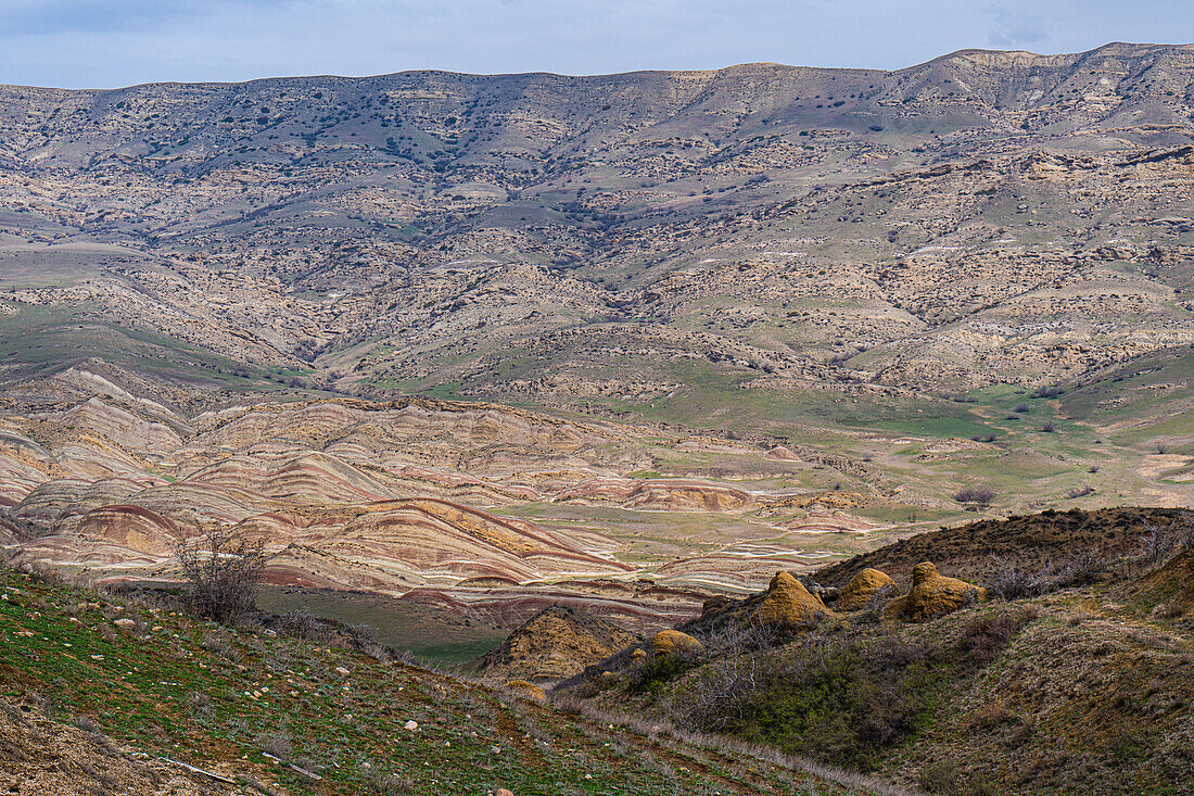 Blick auf das regenbogenfarbene Tal in der Gareja Wüste, in der Nähe von David Garedja Kloster in Kachetien, Georgien