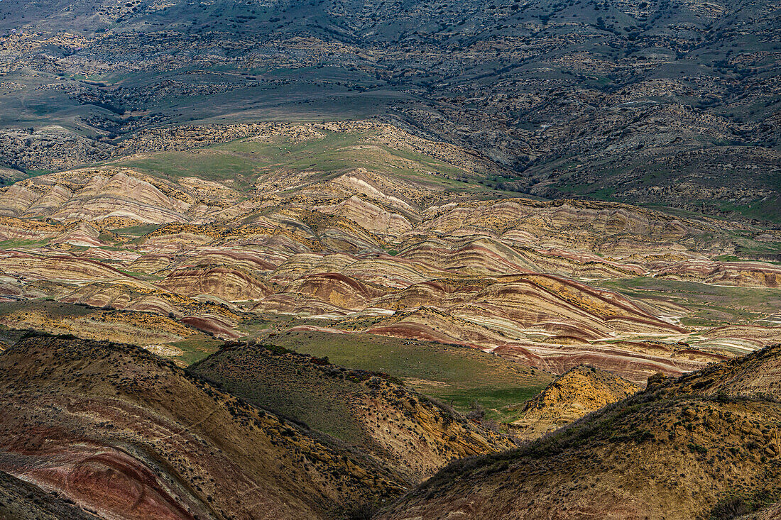 Blick auf das regenbogenfarbene Tal in der Gareja Wüste, in der Nähe von David Garedja Kloster in Kachetien, Georgien