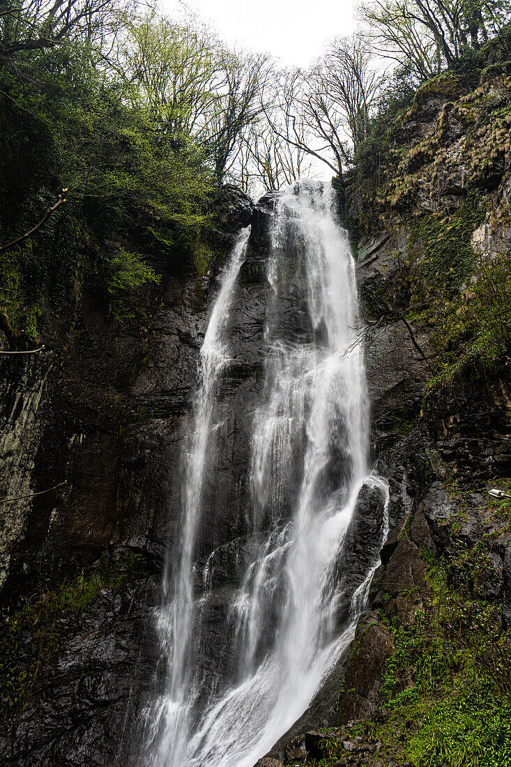 Makhuntseti Wasserfall in der Bergregion Adscharien in Georgien