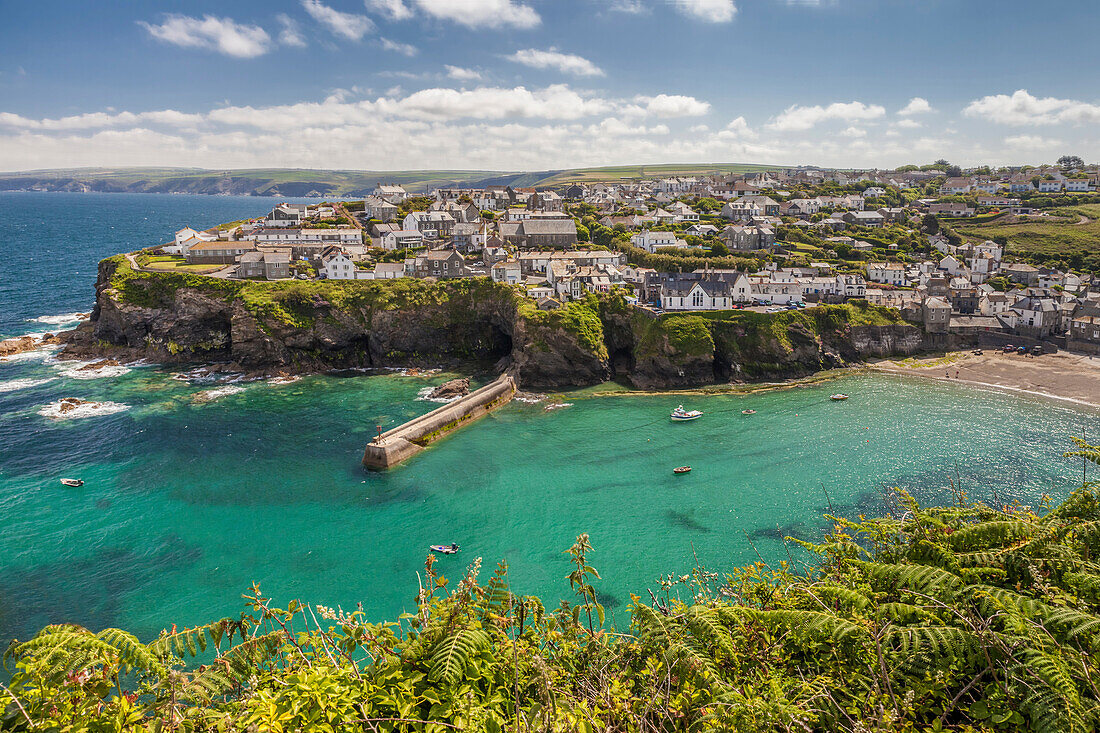 Blick auf Bucht und Hafen von Port Isaac, Cornwall, England