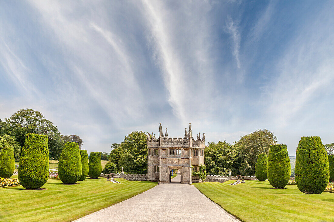 Eingangsportal von Lanhydrock House bei Bodmin, Cornwall, England