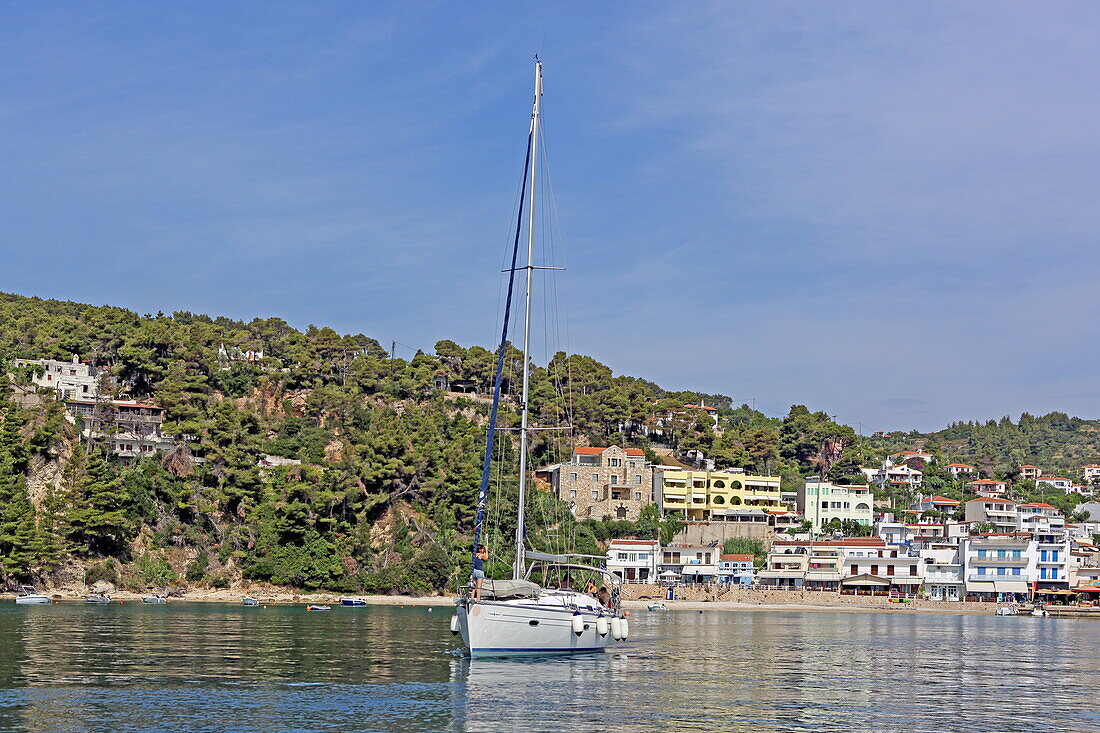 Segelboot im Hafen von Patitiri, Insel Alonissos, Nördliche Sporaden, Griechenland