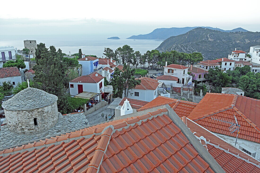 Blick über den Bergort Chora im Inneren der Insel Alonissos, Nördliche Sporaden, Griechenland