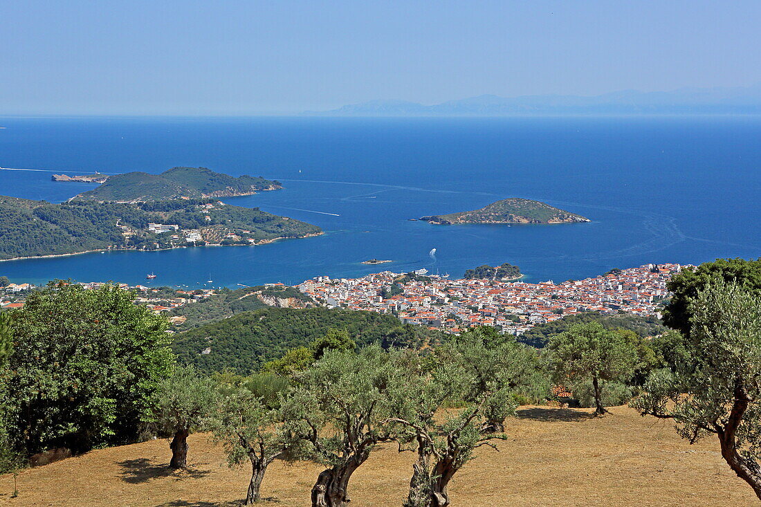 Blick auf Skiathos Stadt und vorgelagerte Inseln, Im Hintergrund Skopelos, Insel Skiathos, Nördliche Sporaden, Griechenland