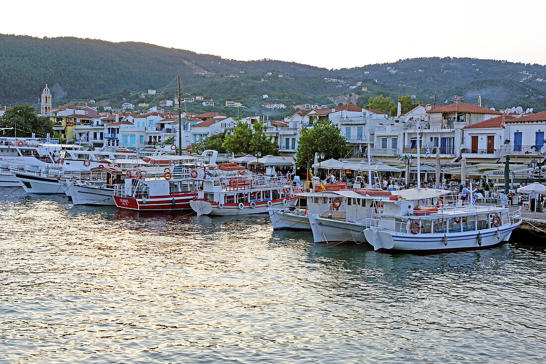 Blick von der Halbinsel Bourtzi auf die Einfahrt des Hafens von Skiathos Stadt, Insel Skiathos, Nördliche Sporaden, Griechenland