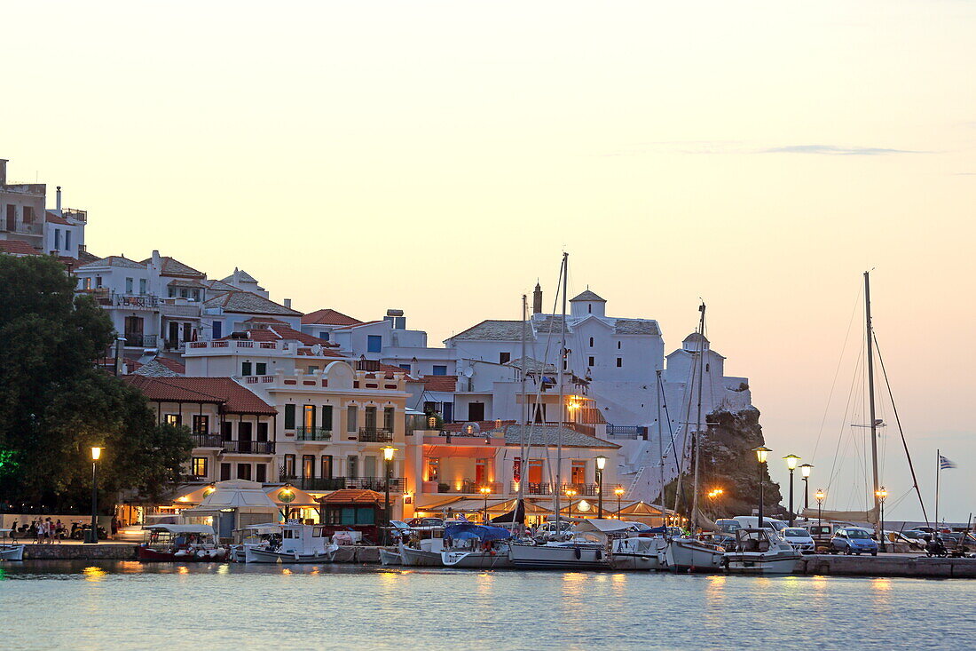 Hafenansicht von Skopelos Stadt, Insel Skopelos, Nördliche Sporaden, Griechenland