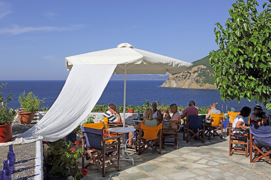 Terrasse der Thalassa Cafe Bar, Skopelos Stadt, Insel Skopelos, Nördliche Sporaden, Griechenland