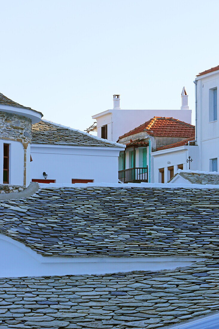 Schieferplattendach der Geburt-Christi-Kirche in Skopelos Stadt, Insel Skopelos, Nördliche Sporaden, Griechenland