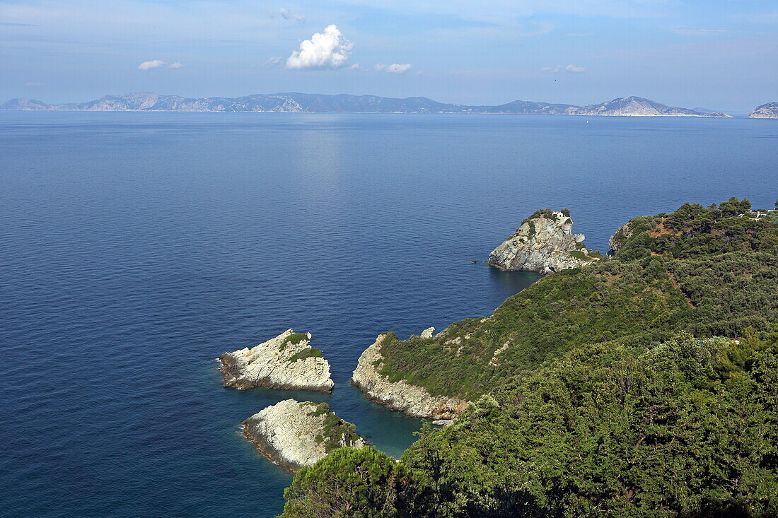 Blick auf Agios Ioannis-Kapelle auf einem Felsen über der Westküste der Insel Skopelos, Nördliche Sporaden, Griechenland