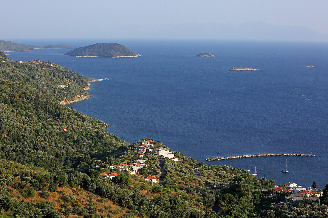 Ort Loutraki an der Südwestspitze der Insel Skopelos, im Hintergrund die Insel Dasia, Nördliche Sporaden, Griechenland