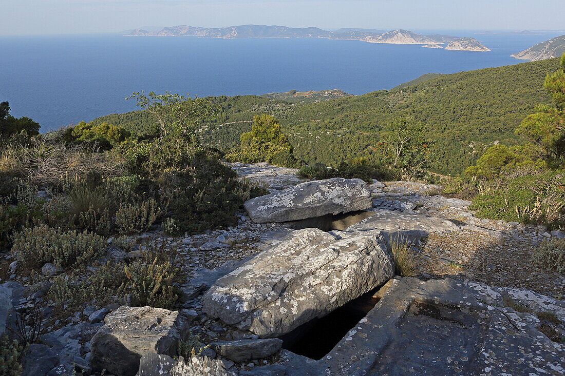 Wanderung zu den Piratengräbern in Sendoukia auf der Insel Skopelos, Nördliche Sporaden, Griechenland