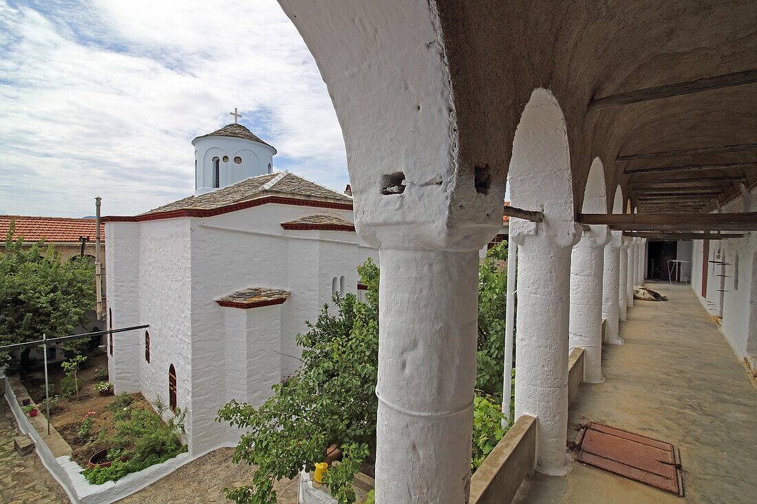 Innenhof des Klosters Prodomos auf dem Berg Palouki, Insel Skopelos, Nördliche Sporaden, Griechenland