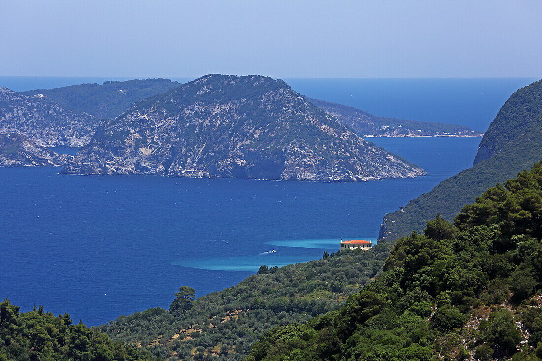 Blick von der Insel Skopelos nach Osten auf die Insel Alonissos, Nördliche Sporaden, Griechenland