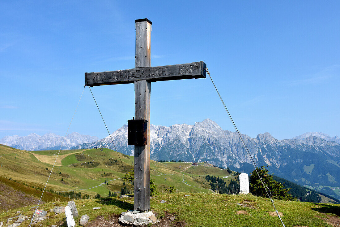 Ösrerreich , Gipfelkreuz, auf dem großen Asitz,mit Blick auf Leogang, Steinberge