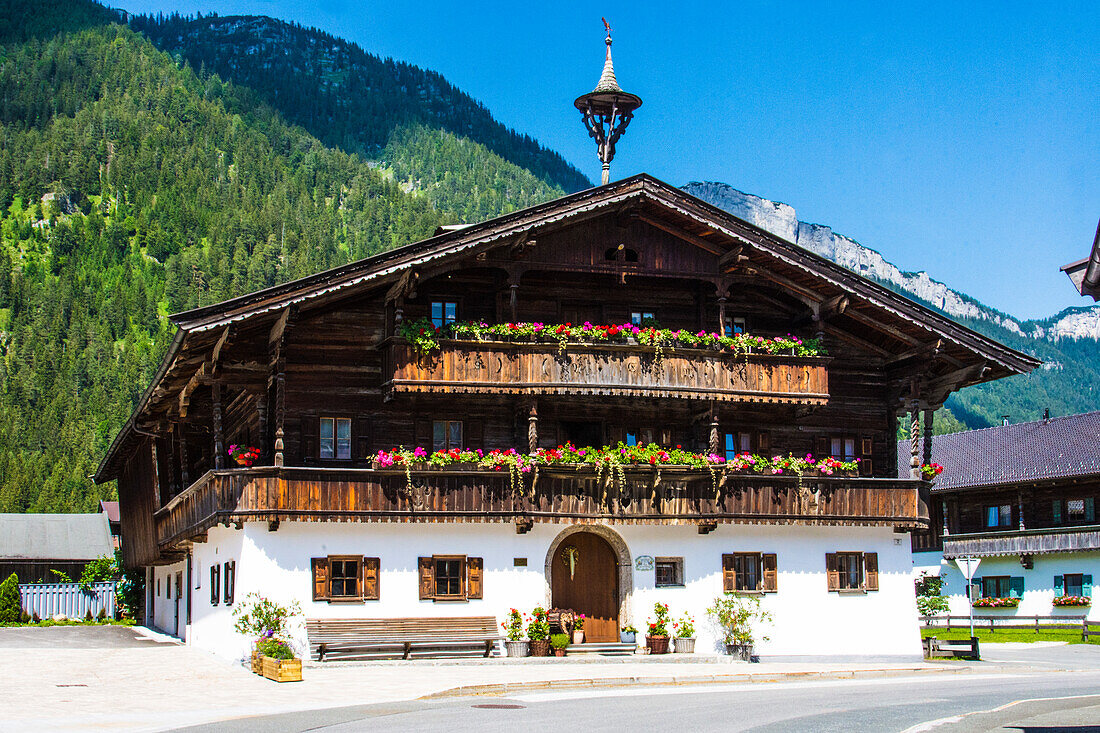 Österreich, traditionsreiches Haus, im Tiroler Baustil in Waidring, Tirol, im Sommer