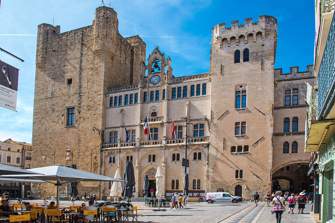 Kathedrale im Zentrum von Narbonne, an einem Sommertag, Provence, Frankreich