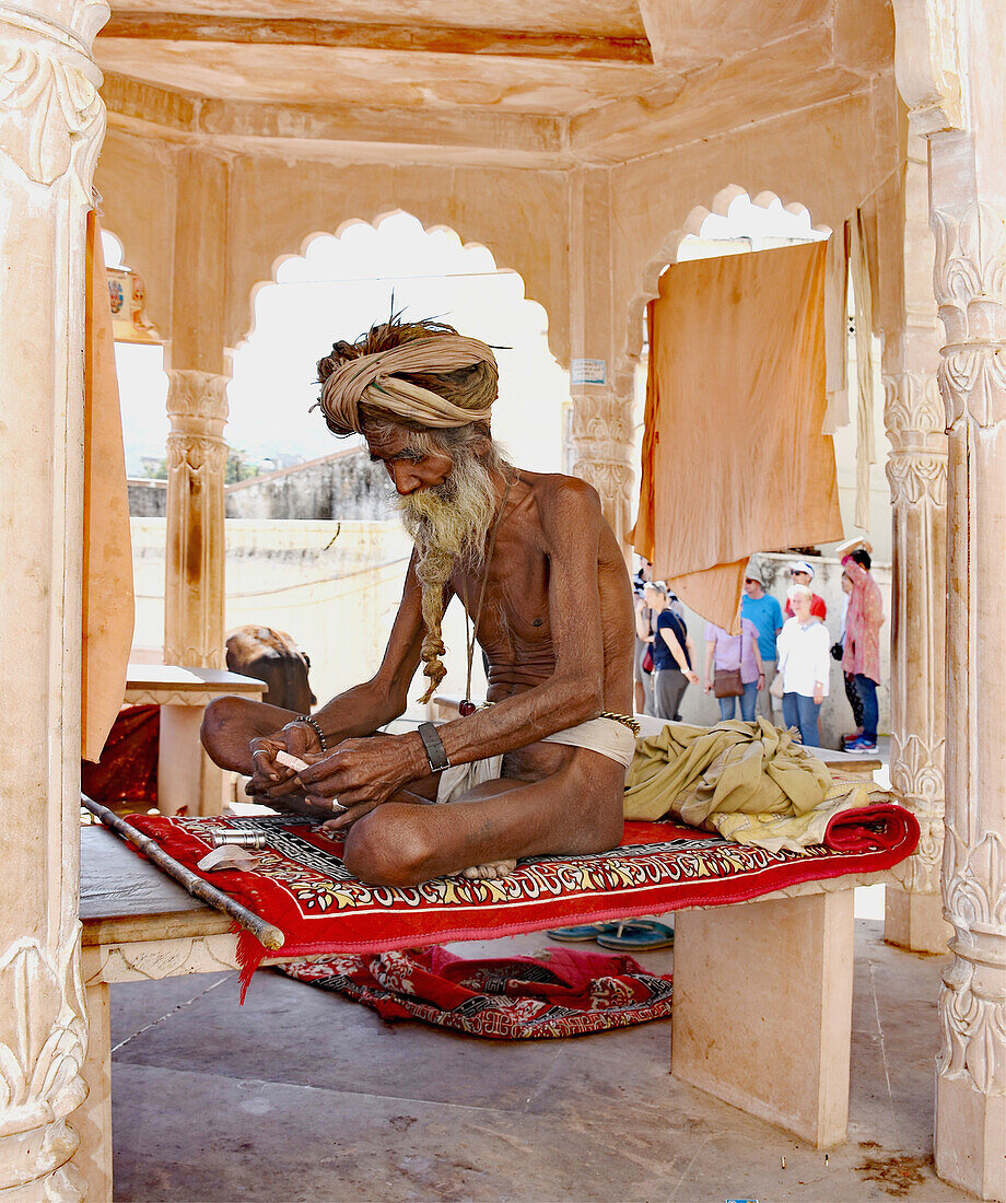 Indien, Pushkar, Rajasthan, zweitgrößter Pilgerort Indiens, Bettelmönch lebt hier in Askese