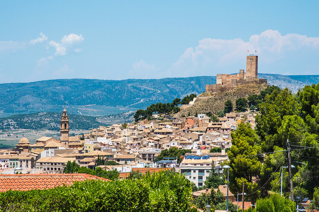 Ortsansicht mit Burg Castillo de Atalaya, in Biar, Provinz Alicante, Spanien