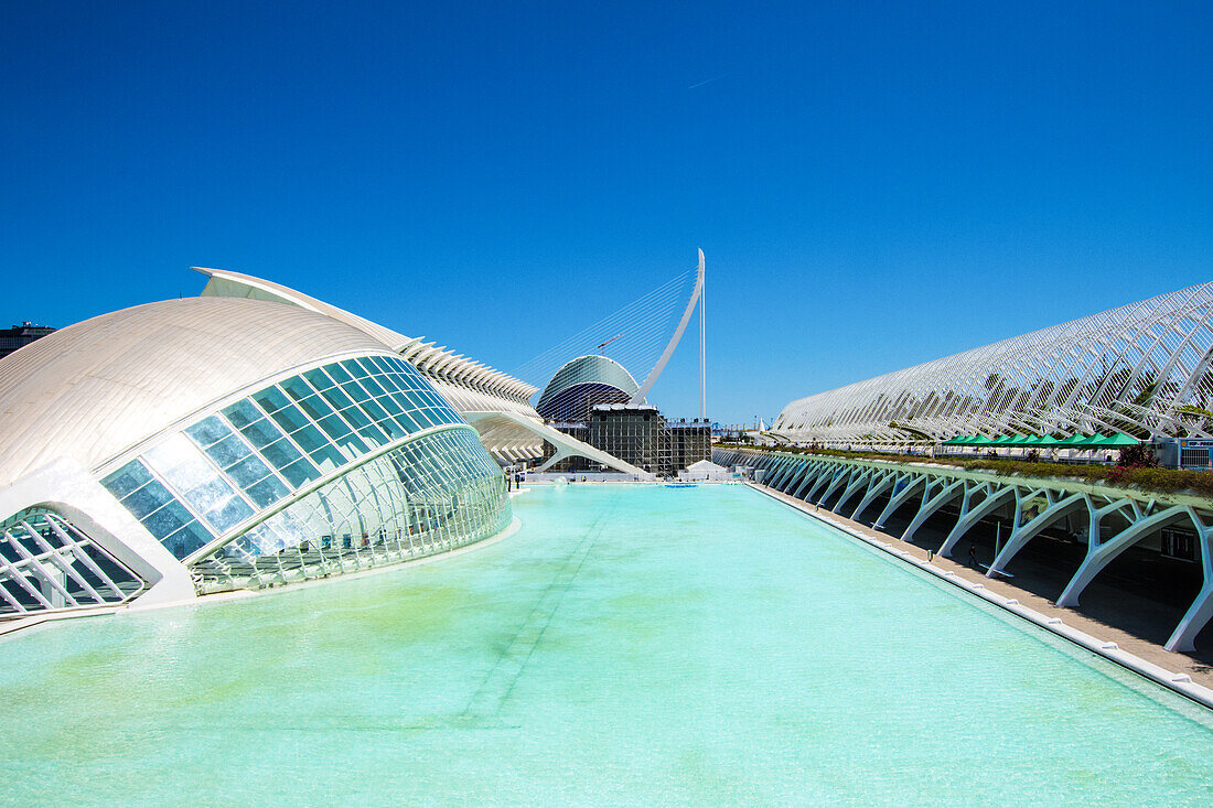 El Hemisférico im Museum der Kunst und Wissenschaft 'Ciudad de las Artes y las Ciencias', mit Wasserbecken, Valencia, Spanien