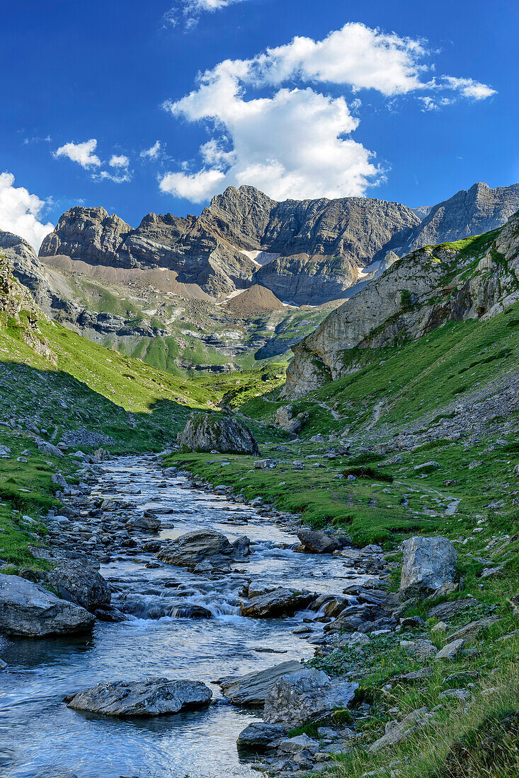 Bergbach fließt durch das Tal des Cirque d'Estaube, Gavarnie, Nationalpark Pyrenäen, UNESCO Welterbe Monte Perdido, Pyrenäen, Frankreich