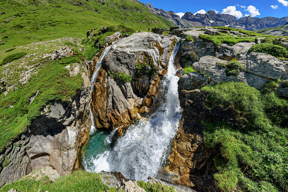Wasserfall fließt in zwei Ästen in Gumpen, Cirque d'Estaube, Gavarnie, Nationalpark Pyrenäen, UNESCO Welterbe Monte Perdido, Pyrenäen, Frankreich