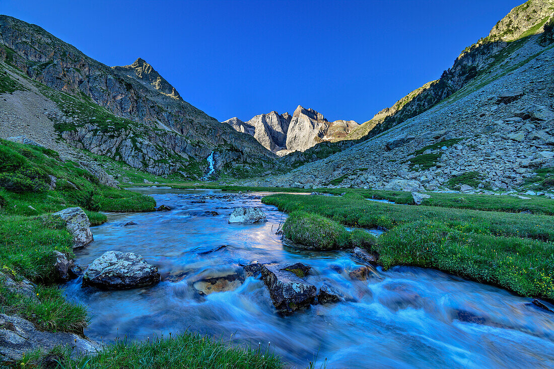 Bach im Vallee de Gaube mit Vignemale im Hintergrund, Vallee de Gaube, Gavarnie, Nationalpark Pyrenäen, Pyrenäen, Frankreich