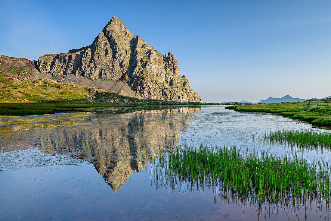 Pico Anayet spiegelt sich in Bergsee, Pyrenäen, Aragon, Spanien