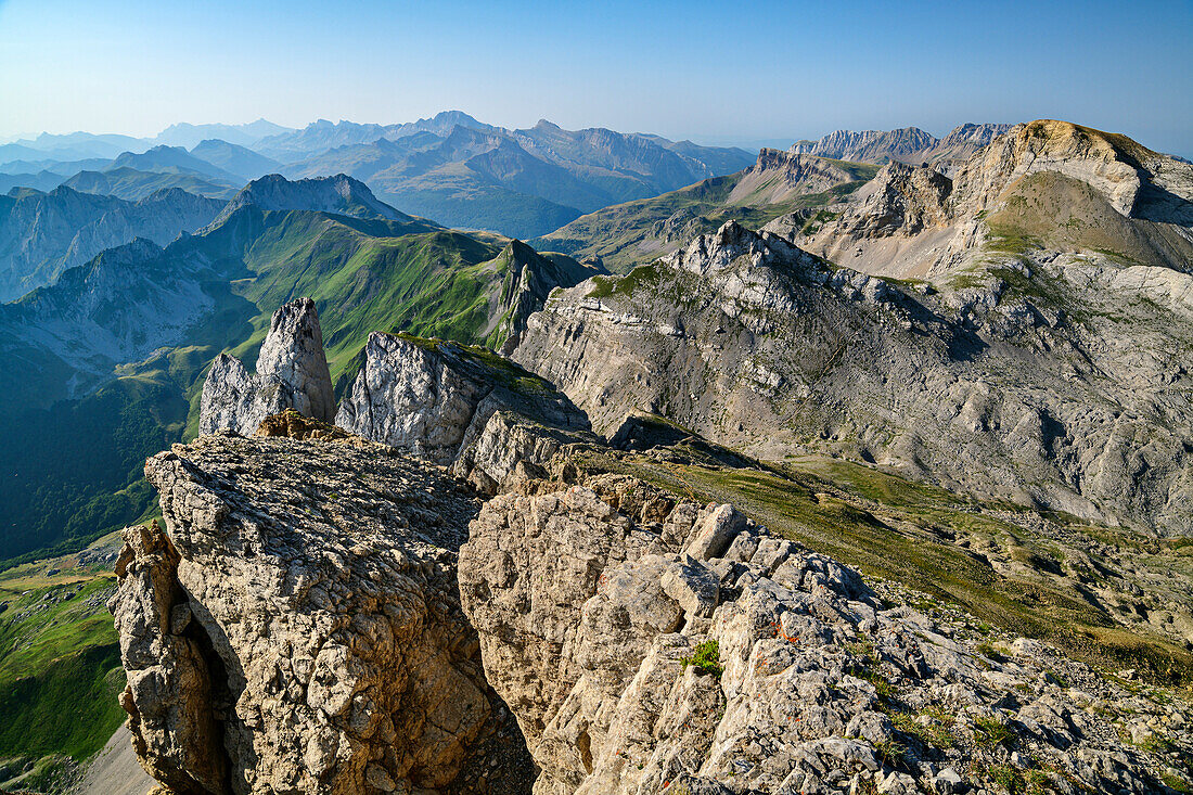 Blick vom Pic d'Ansabere auf Felstürme der Ansabere Gruppe und Pic de Petrageme, Pic d' Ansabere, Cirque de Lescun, Vallee Aspe, Pyrenäen, Frankreich