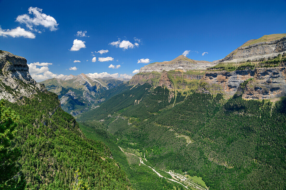 Tiefblick in den spanischen Grand Canyon im Ordesatal, Tal des Rio Arazas, Ordesatal, Nationalpark Ordesa y Monte Perdido, Ordesa, Huesca, Aragon, UNESCO Welterbe Monte Perdido, Pyrenäen, Spanien