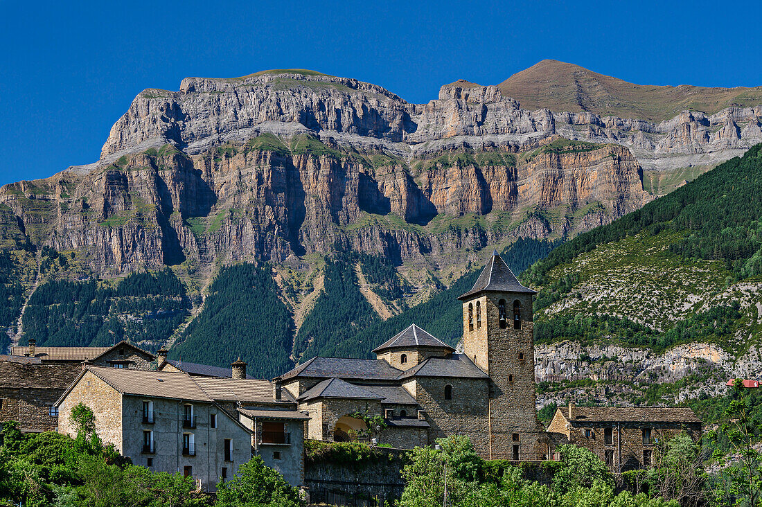 Dorf Torla mit den Felswänden des Ordesatals, Ordesatal, Nationalpark Ordesa y Monte Perdido, Ordesa, Huesca, Aragon, UNESCO Welterbe Monte Perdido, Pyrenäen, Spanien