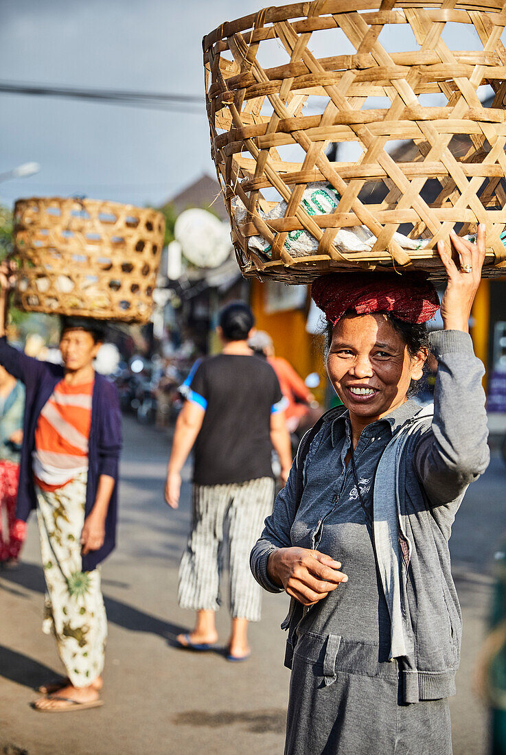 Eine lächelnde einheimische balinesische Frau und der Markt in Gianyar, Bali Indonesien