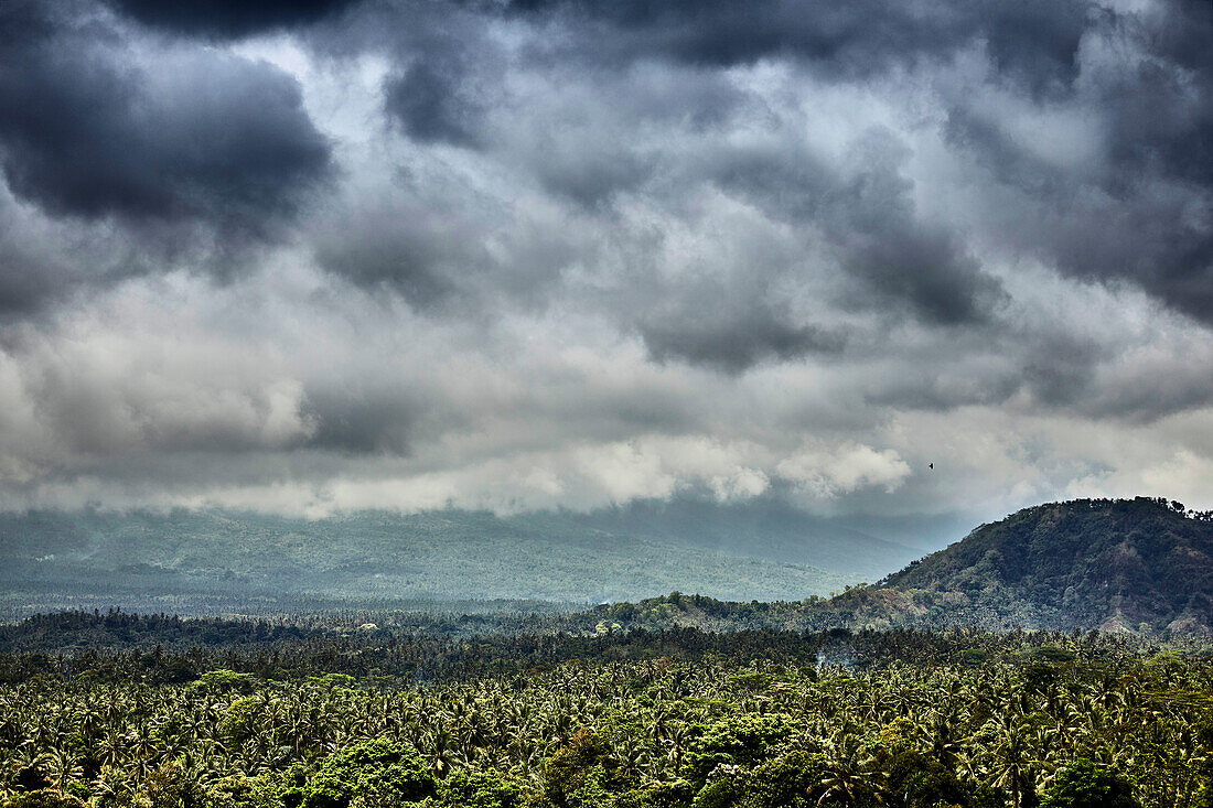 Wolken und Nebel über dem Dschungel in der Karangasem Region, Bali Indonesien