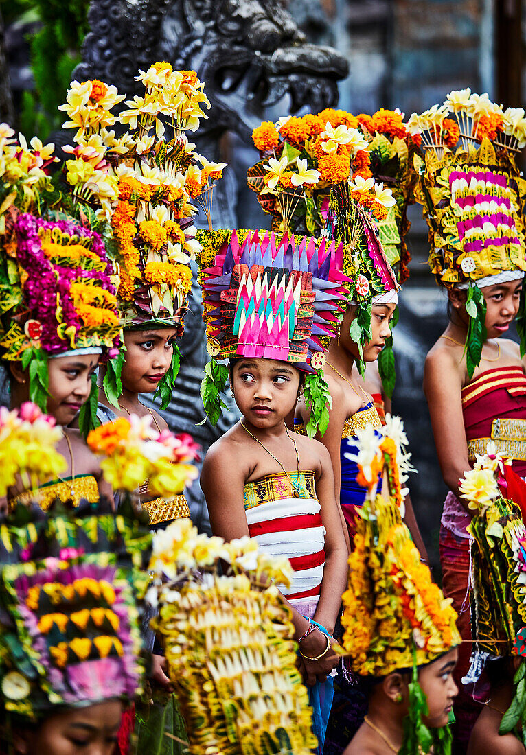 Kinder kostümiert für das Festival von Kuningan in der Karangasem Region von Bali Indonesien