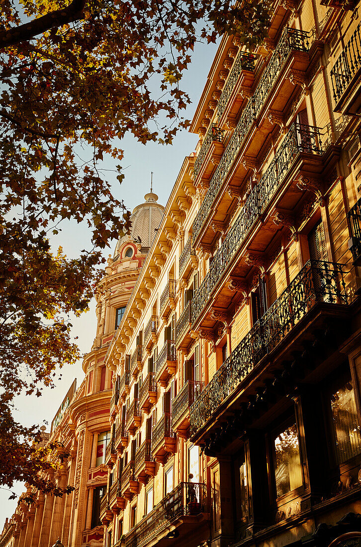 Licht des frühen Morgens, Wohnhäuser in Barcelona Spanien