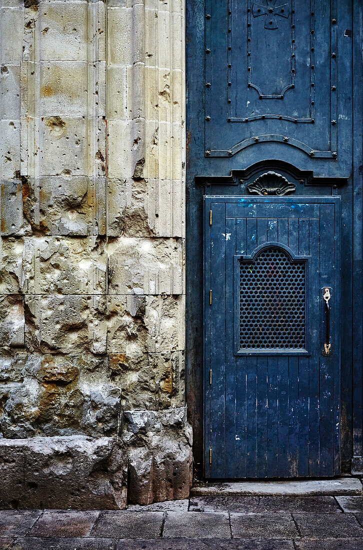 Eine Tür in Plaça de Sant Felip Neri, durchsetzt mit Einschusslöchern von einem Bombenanschlag im spanischen Bürgerkrieg, Barcelona, Spanien