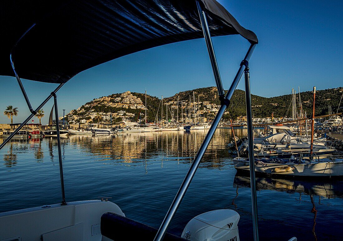 Blick von einer Jacht auf das im Meer gespiegelte Port d' Andratx, Mallorca, Spanien