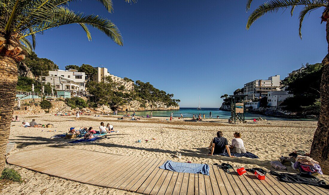 Holidaymakers on the sandy beach of Cala Santanyí, Santanyí municipality, Mallorca, Spain