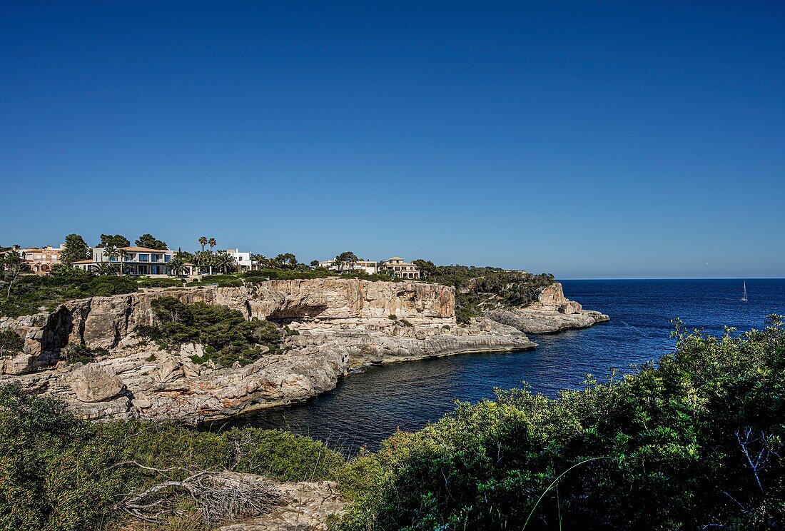 Blick vom Hochufer zum Meer in die Bucht von Cala Santanyí, Mallorca, Spanien
